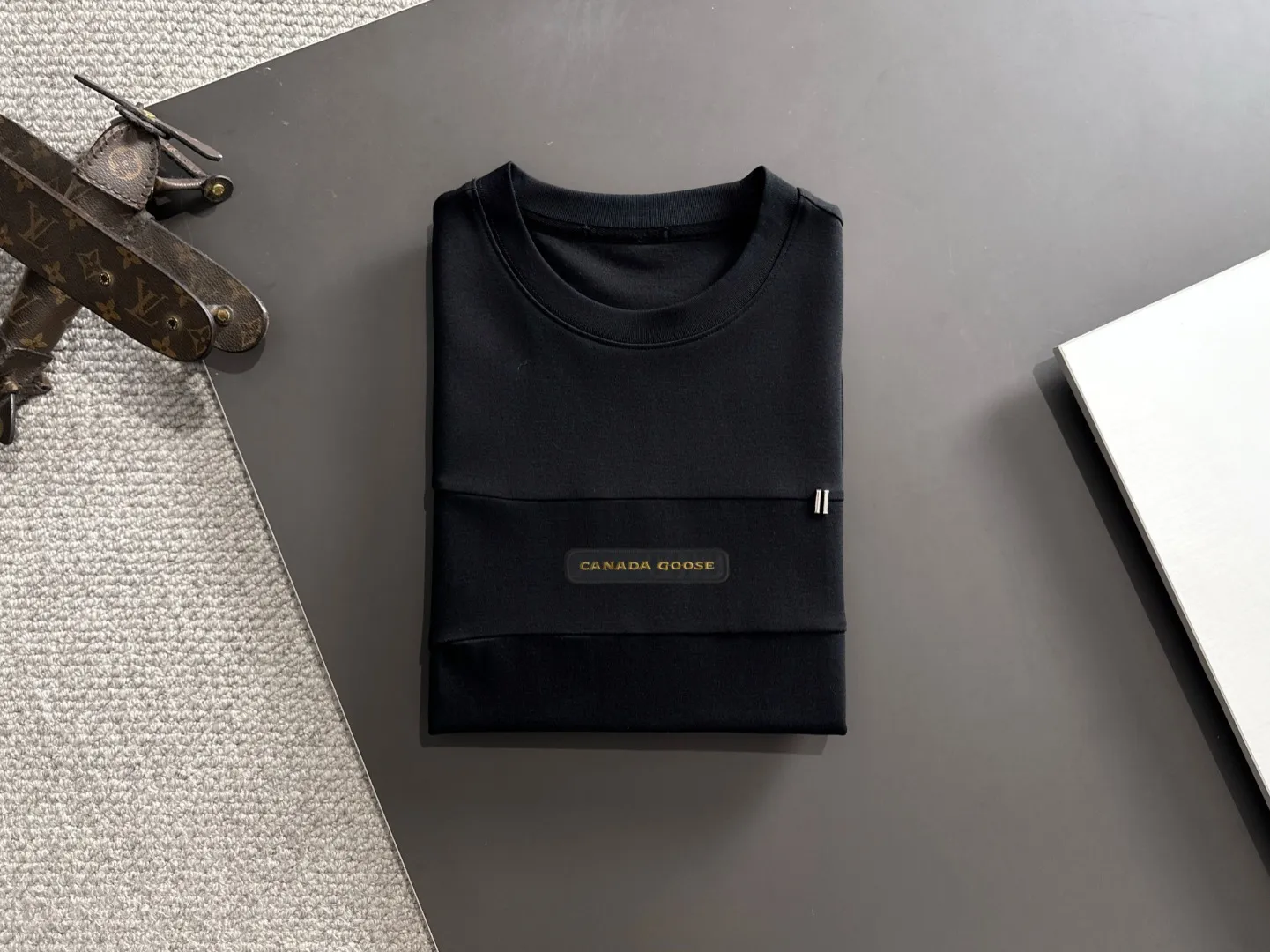 Next day delivery P300 High version CANADA GOOSE/Big Goose 25ss spring and summer new high-definition T-shirt Made with imported machines from Italy, truly the most luxurious and high-quality model that you can wear with your eyes closed. Heavy combed fabrics. High-strength and heavy-weight fabrics feel substantial when weighed. The upper body is more textured than ordinary T-shirts and is not easily deformed. This texture can cope with the weather, absorb sweat and breathable, and is suitable for both hot and cold conditions! Perfectly produced with reference to the original stitch and stitch! The loose fit design is super noble. Custom-woven signature ribbed collar, cuffs, and hem. Really rare and rare goods Size: M-XXXL